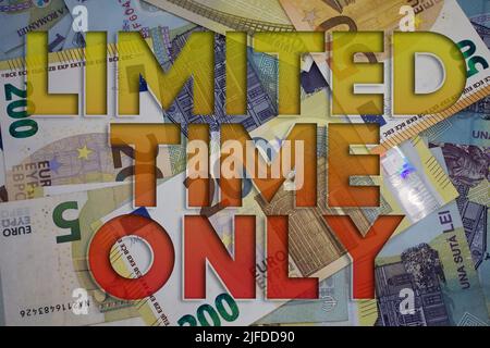 Durée limitée mot avec argent. Arrière-plan en devise papier avec différents billets. Banque D'Images