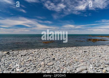 Vue panoramique sur la mer de Greencliff Beach, avec, les rochers exposés, les piscines de rochers et la vue sur la mer vers Lundy Island à Low Tide: Greencliff, près de Bideford Banque D'Images