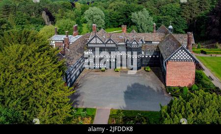 Les bâtiments Tudor de 14th siècles de Bramhall Hall à Bramhall, au sud de Manchester, en Angleterre. Banque D'Images