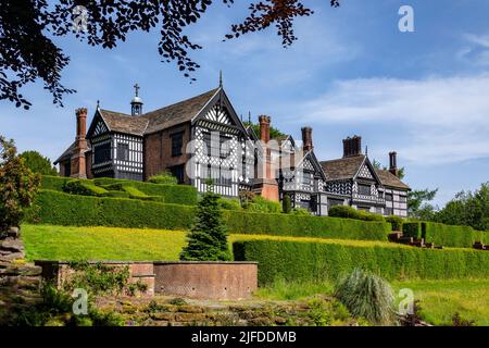 Les bâtiments Tudor de 14th siècles de Bramhall Hall à Bramhall, au sud de Manchester, en Angleterre. Banque D'Images