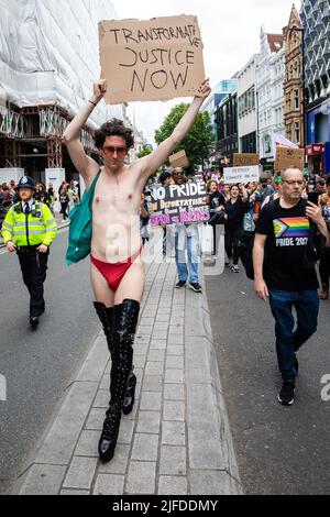 Londres, Royaume-Uni. 1st juillet 2022. Les militants LGBT+ rejoignent les anciens combattants du Front de libération gay (FGLF) marquant le 50th anniversaire de la première Marche de la fierté britannique en 1972 en retracant leurs pas de Charing Cross à Hyde Park. La marche commémorative a pour but de retrouver les racines de Pride en tant que protestation ainsi qu'en tant que célébration des droits LGBT+, contrastant avec la dépolitisation et la commercialisation de Pride à Londres, et d'appeler à la libération LGBT+ au Royaume-Uni et dans le monde entier. Crédit : Mark Kerrison/Alamy Live News Banque D'Images