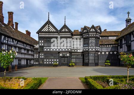 Les bâtiments Tudor de 14th siècles de Bramhall Hall à Bramhall, au sud de Manchester, en Angleterre. Banque D'Images