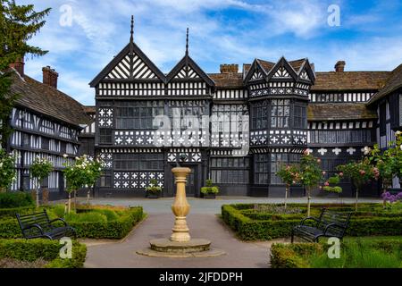 Les bâtiments Tudor de 14th siècles de Bramhall Hall à Bramhall, au sud de Manchester, en Angleterre. Banque D'Images