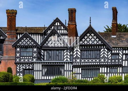 Les bâtiments Tudor de 14th siècles de Bramhall Hall à Bramhall, au sud de Manchester, en Angleterre. Banque D'Images