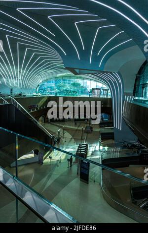 Un cliché vertical de la station de métro moderne Mcheireb à Doha, au Qatar Banque D'Images