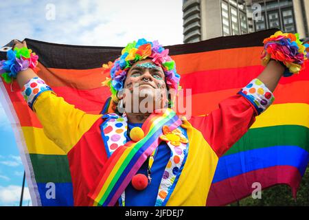 Londres, Royaume-Uni. 02nd juillet 2022. Un participant pose fièrement avec le drapeau arc-en-ciel pendant l'accumulation à Park Lane. Les participants et les spectateurs s'amusent le long de la route de la parade de la fierté à Londres 2022. Cette année, la parade progresse de Hype Park le long de Piccadilly jusqu'à Whitehall. Le mouvement Pride et la communauté LGBT commémore 50 ans depuis la première Pride au Royaume-Uni. Credit: Imagetraceur/Alamy Live News Banque D'Images