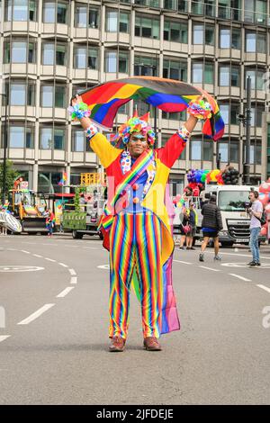 Londres, Royaume-Uni. 02nd juillet 2022. Un participant pose fièrement avec le drapeau arc-en-ciel pendant l'accumulation à Park Lane. Les participants et les spectateurs s'amusent le long de la route de la parade de la fierté à Londres 2022. Cette année, la parade progresse de Hype Park le long de Piccadilly jusqu'à Whitehall. Le mouvement Pride et la communauté LGBT commémore 50 ans depuis la première Pride au Royaume-Uni. Credit: Imagetraceur/Alamy Live News Banque D'Images