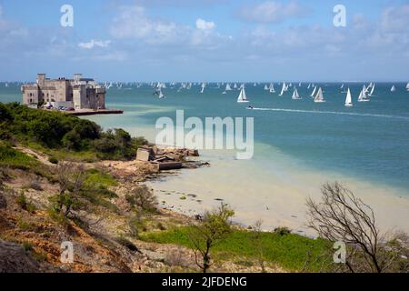 Fort Albert,Hurst Castle,narrows,Round the Island Race,Yacht,Yachts,Cowes,Isle of Wight,Angleterre,Royaume-Uni,Grande-Bretagne,Britannique, Banque D'Images