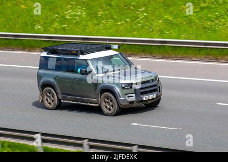 2021 sale boueux, 4x4 tout terrain Land Rover Defender First Ed D MHEV Auto D250 AWD 48V Start Stop Green LCV Diesel Hard Top Van ; conduite sur l'autoroute M6, Manchester, Royaume-Uni Banque D'Images