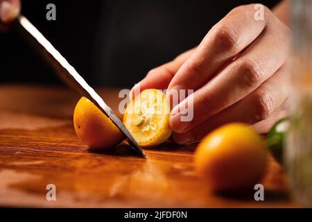 Couper le petit kumquat en deux, frais et fruité boisson froide processus de fabrication - photo Banque D'Images
