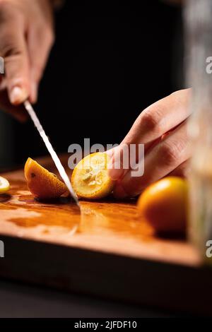 Couper le petit kumquat en deux, frais et fruité boisson froide processus de fabrication - photo Banque D'Images