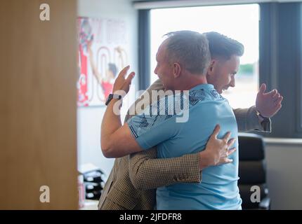 Dean Henderson est accueilli par Steve Cooper, directeur de la forêt de Nottingham, après avoir signé un contrat de prêt d'une saison de Manchester United Banque D'Images