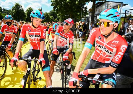 Danemark. 02nd juillet 2022. Belge Philippe Gilbert de Lotto Soudal et Belge Dylan Teuns de Bahreïn victorieux photographiés au début de la deuxième étape de la course cycliste Tour de France, une course de 202,2 km entre Roskilde et Nyborg, Danemark, samedi 02 juillet 2022. Le Tour de France de cette année a lieu du 01 au 24 juillet 2022 et commence par trois étapes au Danemark. BELGA PHOTO JASPER JACOBS crédit: Belga News Agency/Alay Live News Banque D'Images