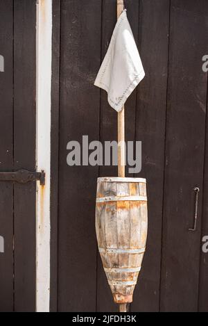 Enkhuizen, pays-Bas. Juin 2022. Vieille bouée contre le mur tarré d'une grange. Photo de haute qualité Banque D'Images