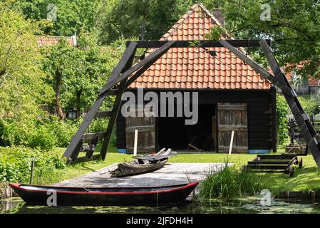 Enkhuizen, pays-Bas. Juin 2022. Faire une boucle sur la cale devant un petit quai. Photo de haute qualité Banque D'Images