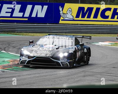 Monza, Italie. 01st juillet 2022. 69 OMAN RACING AVEC TF SPORT OMN G Aston Martin Vantage AMR Ahmad Al Harthy (OMN) B Marco Sorensen (DNK) P Samuel de Haan (GBR pendant l'Endurance - ELMS FP1 Monza, Italie 1 juillet 2022 Credit: Independent photo Agency Srl/Alay Live News Banque D'Images