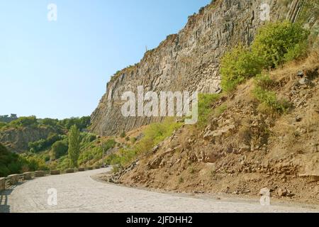 Route de montagne à la Symphonie de pierres avec Temple de Garni sur le Hilltop à Afar, gorge de Garni, village de Garni, Arménie Banque D'Images