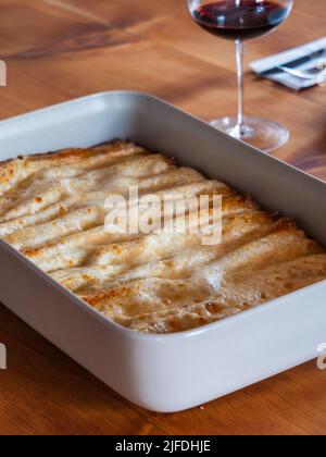 Cannelloni Ripieni di Carne à Bianco alla Umbra, pâtes farcies avec un ragoût de viande blanche dans le style de l'Ombrie Banque D'Images