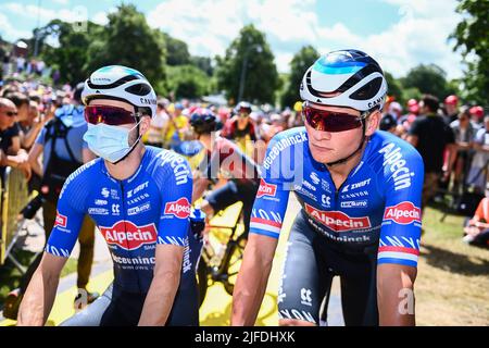 Danemark. 02nd juillet 2022. Néerlandais Mathieu van der Poel d'Alpecin-Deceuninck (R) photographié au début de la deuxième étape de la course cycliste Tour de France, course de 202,2 km entre Roskilde et Nyborg, Danemark, samedi 02 juillet 2022. Le Tour de France de cette année a lieu du 01 au 24 juillet 2022 et commence par trois étapes au Danemark. BELGA PHOTO JASPER JACOBS crédit: Belga News Agency/Alay Live News Banque D'Images