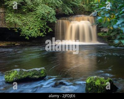 West Burton Falls ou Cauldron Falls comme il est connu en raison de la belle piscine de plongée a été peint par Turner pendant ses voyages dans les Dales Banque D'Images
