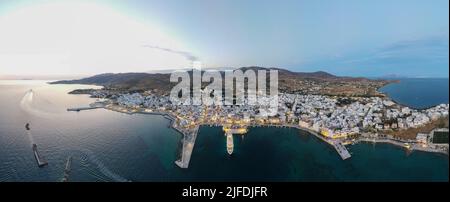 Vue panoramique en soirée sur l'île de Tinos, Grèce Banque D'Images