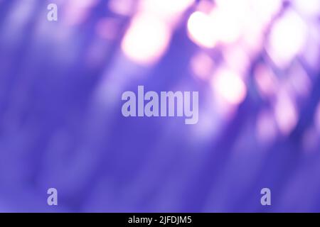 Bokeh très Peri lilas couleur tendance fond universel. Texture bokeh défoquée dans la couleur tendance 2022 très peri. Banque D'Images
