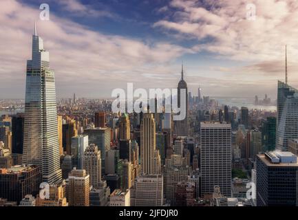 Horizon de Manhattan au coucher du soleil. Gratte-ciels de New York dans le centre-ville de New York, États-Unis. Banque D'Images