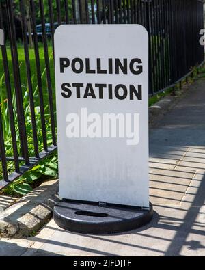 Un panneau devant une station de vote lors d'une élection locale dans le centre de Londres, au Royaume-Uni. Banque D'Images