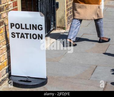 Un panneau devant une station de vote lors d'une élection locale dans le centre de Londres, au Royaume-Uni. Banque D'Images