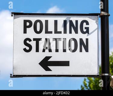 Un panneau devant une station de vote lors d'une élection locale dans le centre de Londres, au Royaume-Uni. Banque D'Images