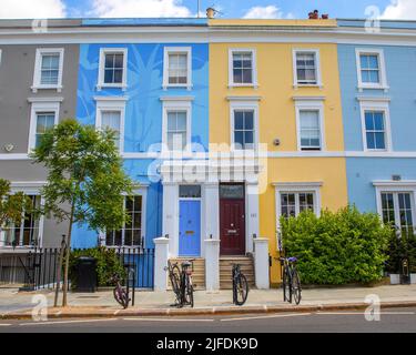 Londres, Royaume-Uni - 5 mai 2022 : belles façades de maisons de la région de Notting Hill à Londres, Royaume-Uni. Banque D'Images
