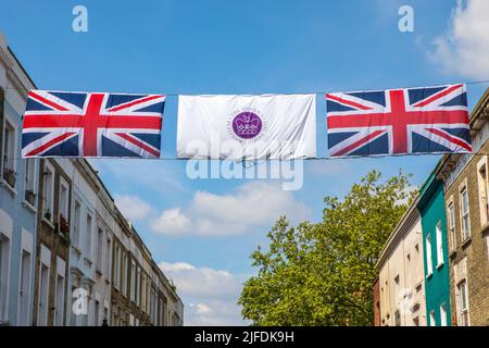 Londres, Royaume-Uni - 5 mai 2022 : bannières au marché de Portobello Road à Kensington, Londres, Royaume-Uni, célébrant le Jubilé de platine de la Reine. Banque D'Images