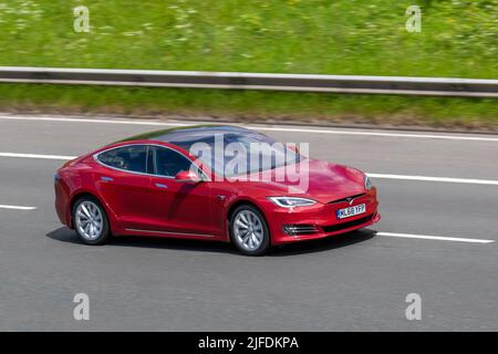 2018 Red Electric Tesla modèle S 75Dkwh Dual Motor Auto Hatchback Electricité 380 kW ; conduite sur l'autoroute M6, Manchester, Royaume-Uni Banque D'Images