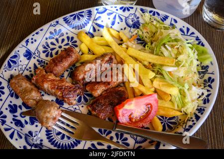 Cevevi également appelé CevepProrici - petites saucisses de porc haché et de boeuf avec des épices. Plat très populaire dans les pays des Balkans Banque D'Images