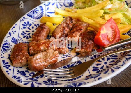 Cevevi également appelé CevepProrici - petites saucisses de porc haché et de boeuf avec des épices. Plat très populaire dans les pays des Balkans Banque D'Images