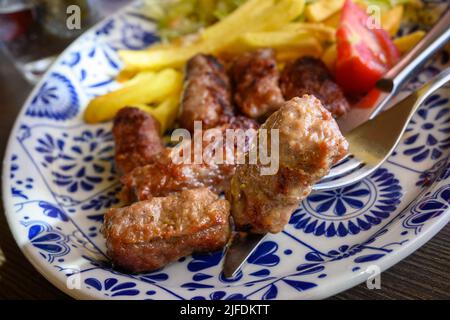 Cevevi également appelé CevepProrici - petites saucisses de porc haché et de boeuf avec des épices. Plat très populaire dans les pays des Balkans Banque D'Images