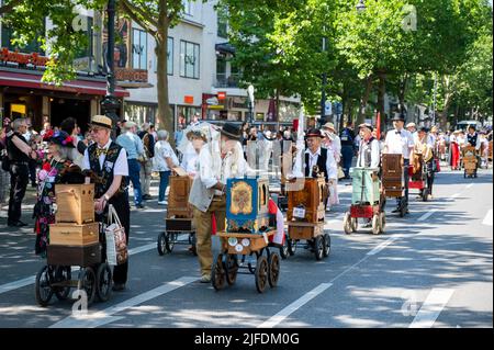 Berlin, Allemagne. 02nd juillet 2022. Les joueurs d'orgue de Barrel descendent Kurfürstendamm lors d'une parade au Festival International d'orgue de Barrel 41st. Le défilé est le point culminant du festival des orgues à canon chaque année, avec des joueurs d'orgues à canon du monde entier. Credit: Christophe bateau/dpa/Alay Live News Banque D'Images