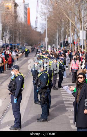 Melbourne, Australie, 2 juillet 2022. La police se tient à l'arrière de la manifestation lors d'une manifestation pro-choix à Melbourne qui a eu lieu en réaction à la décision de la Cour suprême des États-Unis d'annuler Roe c. Wade et d'abolir le droit constitutionnel à l'avortement aux États-Unis. Crédit : Michael Currie/Speed Media/Alay Live News Banque D'Images