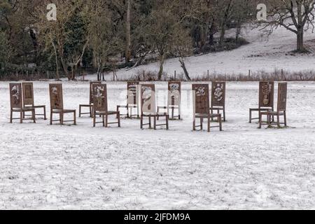 Chaises des jurés installation d'art public dans la neige à Runnymede où la Magna Carta a été scellée Banque D'Images