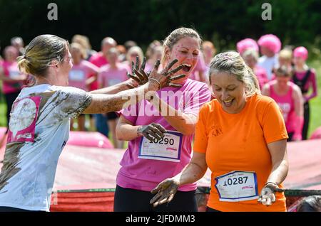 Brighton Royaume-Uni 2nd juillet 2022 - des centaines de participants sont couverts de boue lorsqu'ils participent à l'événement course for Life Pretty Muddy à Stanmer Park , Brighton à l'aide de cancer Research Royaume-Uni. : Crédit Simon Dack / Alamy Live News Banque D'Images