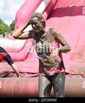 Brighton Royaume-Uni 2nd juillet 2022 - des centaines de participants sont couverts de boue lorsqu'ils participent à l'événement course for Life Pretty Muddy à Stanmer Park , Brighton à l'aide de cancer Research Royaume-Uni. : Crédit Simon Dack / Alamy Live News Banque D'Images