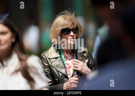 Dame Anna Wintour, rédactrice en chef de Vogue, pendant le sixième jour des Championnats de Wimbledon 2022 au All England Lawn tennis and Croquet Club, Wimbledon. Date de la photo: Samedi 2 juillet 2022. Banque D'Images