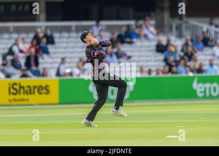 Londres, Royaume-Uni. 01th juillet 2022. Will Smeed du Somerset Cricket Club a attrapé le ballon scandalisé par Lewis Gregory du Somerset Cricket Club pendant T20 Vitality Blast - Middlesex vs Somerset au Lord's Cricket Ground, vendredi, 01 juillet 2022, Londres, ANGLETERRE. Credit: Taka G Wu/Alay Live News Banque D'Images