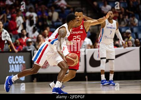 Hamilton, Canada, 01 juillet 2022: Trae Bell-Haynes (rouge) d'équipe Canada en défense pendant le match de qualification de la coupe du monde de la FIBA (fenêtre 3) contre la République dominicaine au First Ontario Centre à Hamilton, Canada. Le Canada a gagné le match avec les points 95-75. Credit: Phamai Techaphan/Alamy Live News Banque D'Images