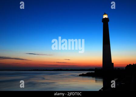 Un ciel à l'aube se développe au-dessus de la rive du Jersey, au Old Barney, au phare de Barnegat Banque D'Images