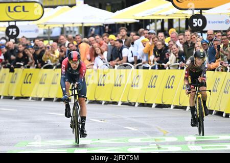 Copenhague, Danemark, 1st juillet 2022. Luke Rowe de Grande-Bretagne et les Grenadiers INEOS (à gauche) et Sepp Kuss des Etats-Unis et Team Jumbo-Visma en action pendant la phase 1 du Tour de France, de Copenhague à Copenhague. Credit: Pete Goding/Alamy Live News Banque D'Images