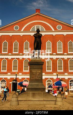 Une statue de Sam Adams se trouve devant Faneuil Hall, où l'orateur a prononcé des discours enflammés sur l'indépendance pendant la domination coloniale britannique Banque D'Images