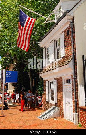 On dit que la maison de Betsy Ross, une maison historique en briques à Philadelphie, est la maison des marins qui, selon la légende, cousaient le premier drapeau américain Banque D'Images