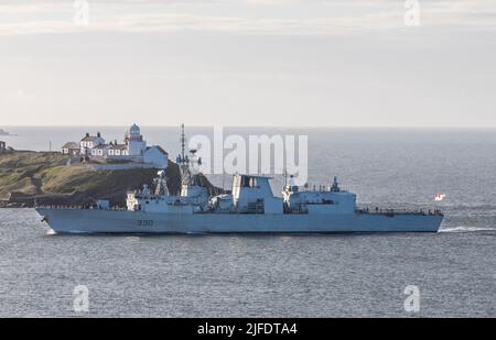 Roches point, Cork, Irlande. 02nd juillet, 2022.la frégate navale canadienne NCSM Halifax sur le point de passer le phare de Roches point pour une courte visite où elle couchera à Horgan's Quay, Cork, Irlande. - Crédit; David Creedon / Alamy Live News Banque D'Images