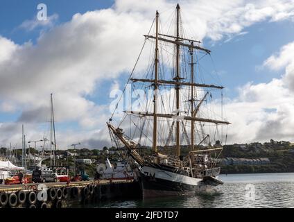 Kinsale, Cork, Irlande. 02nd juillet 2022. Le bateau d'entraînement à la voile barquentine Pelican de Londres s'est arrimé au quai de Kinsale, Co. Cork, Irlande. - Crédit; David Creedon / Alamy Live News Banque D'Images